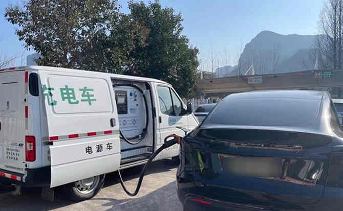 卢龙汽车搭电
